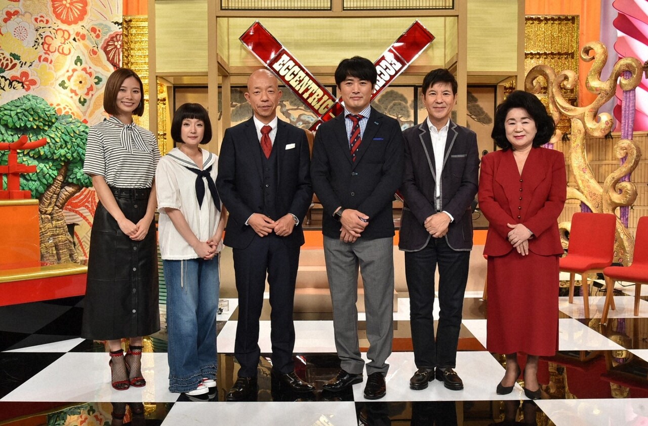 「スンゲー父ちゃんと家族たち エキセントリックパパ」に出演する（左から）朝日奈央、千秋、バイきんぐ小峠、劇団ひとり、関根勤、大原敬子。(c)ABCテレビ