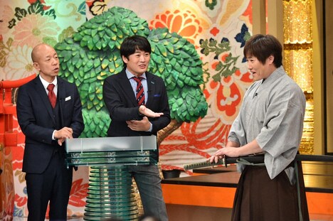（左から）バイきんぐ小峠、劇団ひとり、居合術家の町井勲氏。(c)ABCテレビ