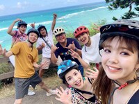 「有吉の夏休み2019 密着77時間 in ハワイ 気の合う仲間たちと海、山、グルメにショッピング！7回目だけどまた新しいハワイを発見しちゃったSP」を楽しむ有吉弘行（左）ら出演者たち。(c)フジテレビ