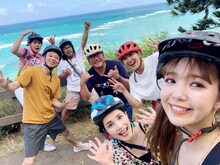 「有吉の夏休み2019 密着77時間 in ハワイ 気の合う仲間たちと海、山、グルメにショッピング！7回目だけどまた新しいハワイを発見しちゃったSP」を楽しむ有吉弘行（左）ら出演者たち。(c)フジテレビ