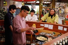 ロバート馬場がチャーハンを調理する場面。(c)関西テレビ