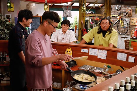 ロバート馬場がチャーハンを調理する場面。(c)関西テレビ