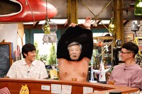 ロバート秋山が梅宮辰夫のモノマネTシャツを活用する場面。(c)関西テレビ