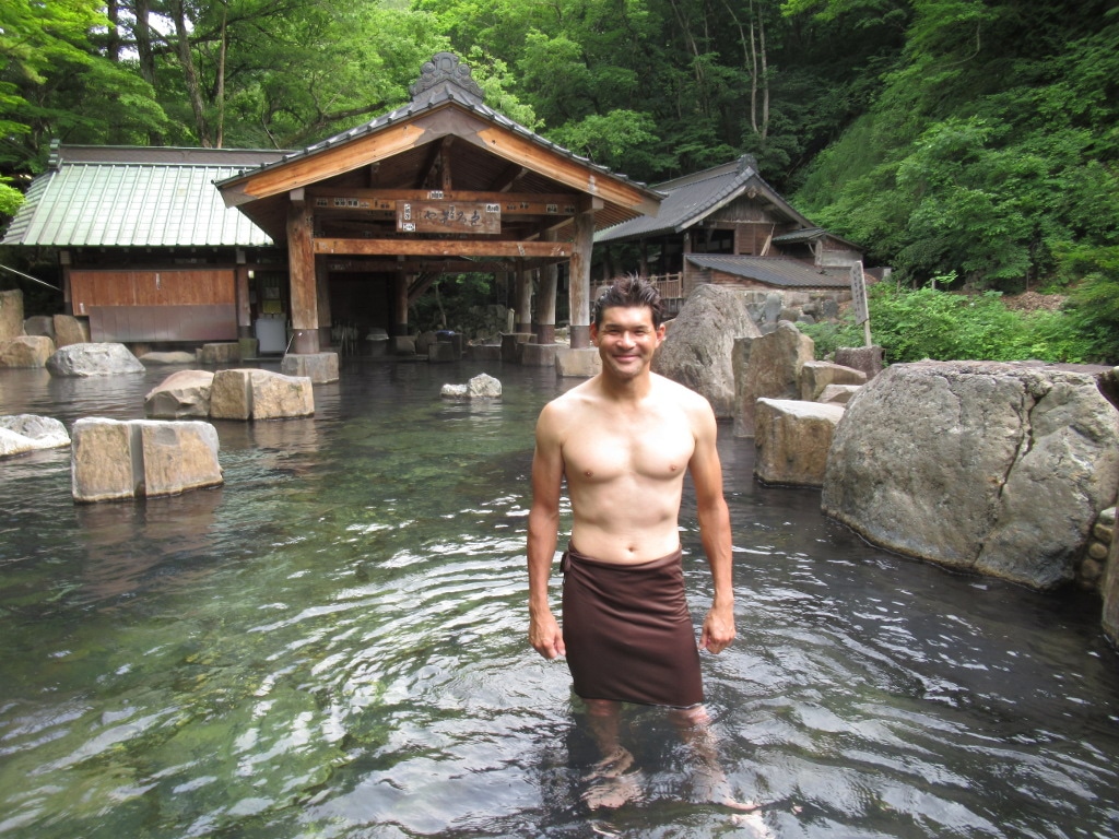 群馬の秘湯を体験する照英。(c)SBS