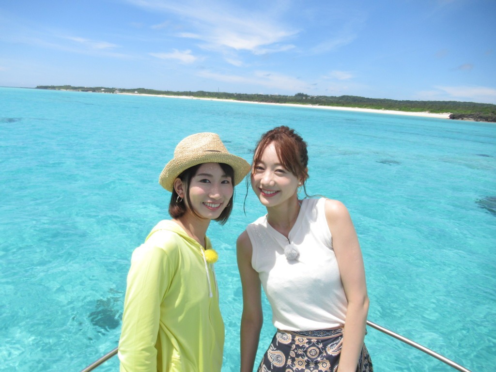 鹿児島県の与論島を訪れる（左から）詩歩、高田秋。(c)SBS