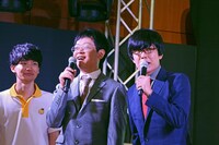 挨拶するうしろシティ（右）。