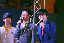 挨拶するうしろシティ（右）。