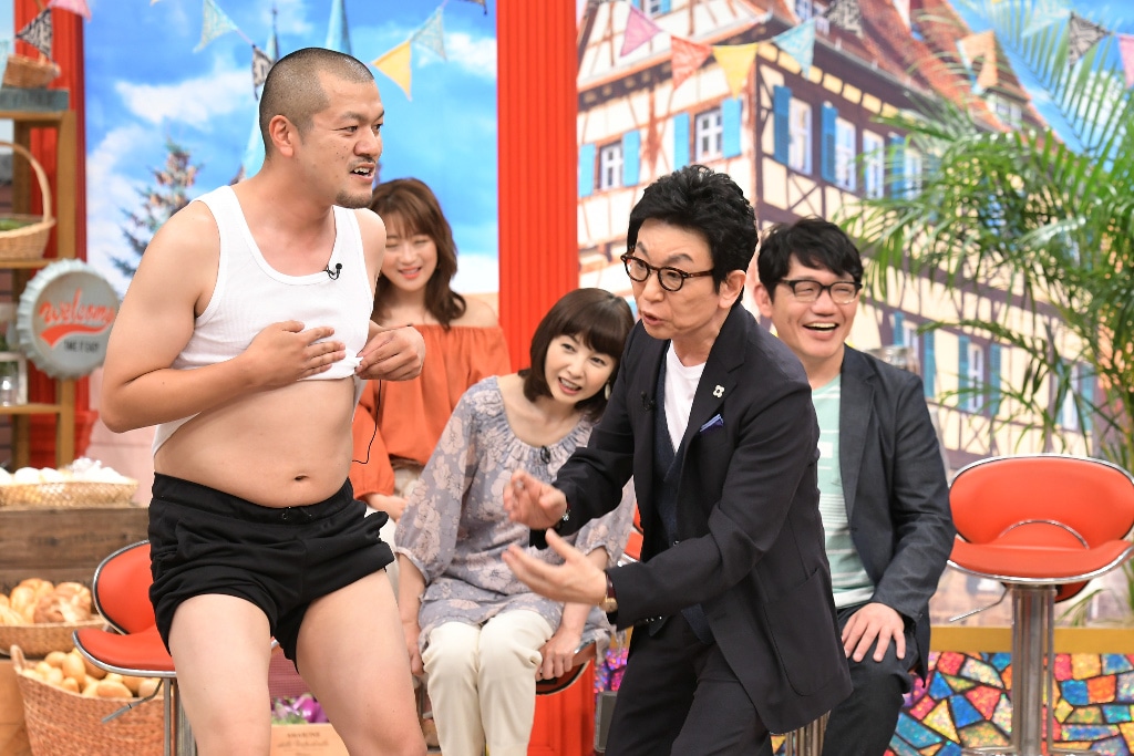 （手前左から）カミナリまなぶ、古舘伊知郎ら。(c)TBS