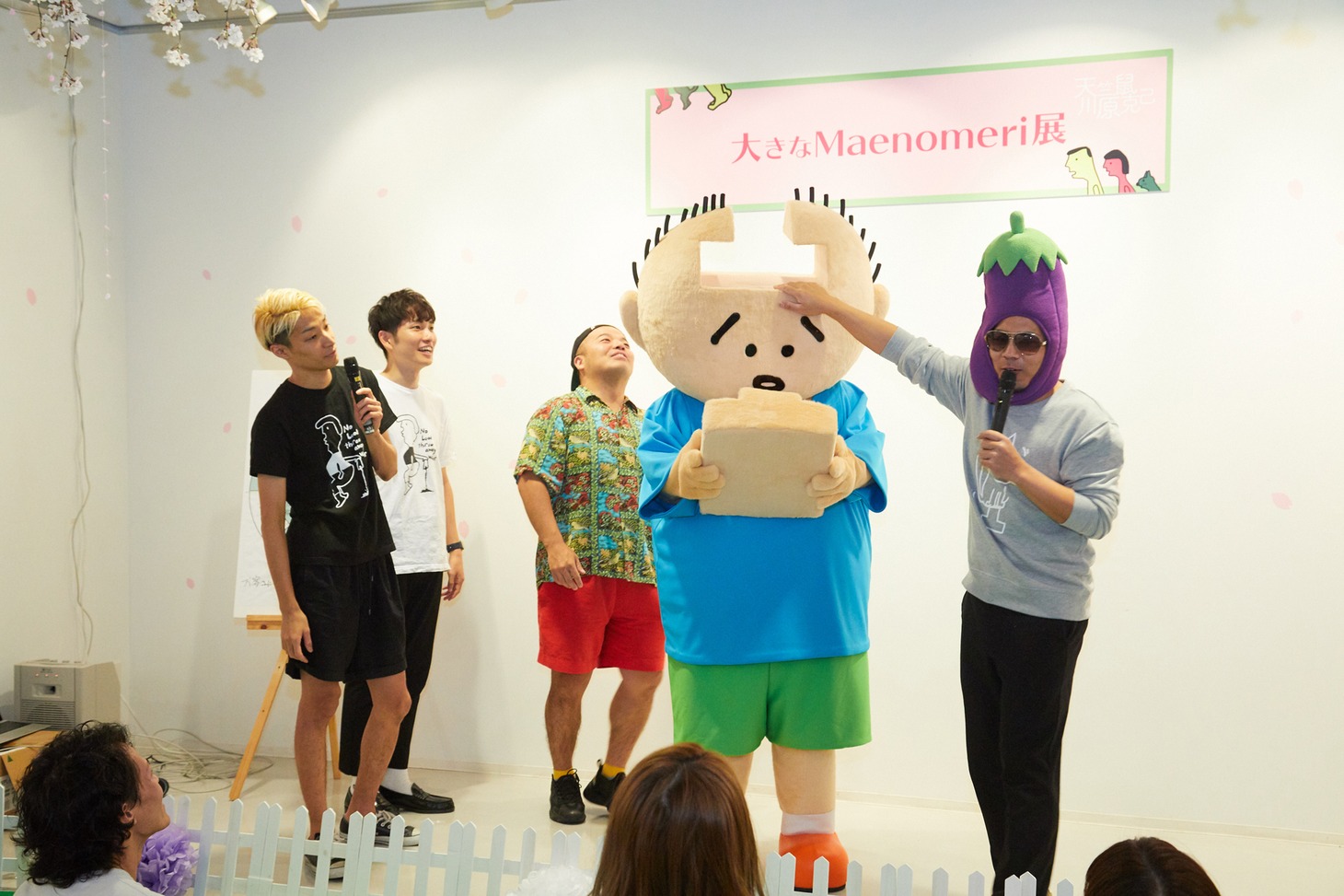 おでこ取れちゃったくん着ぐるみ披露イベントの様子。