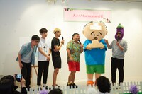 おでこ取れちゃったくん着ぐるみ披露イベントの様子。