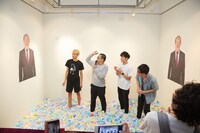 来場者と「天竺鼠川原克己大きなMaenomeri展」を回る天竺鼠・川原ら。