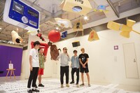 来場者と「天竺鼠川原克己大きなMaenomeri展」を回る天竺鼠・川原ら。