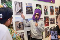 来場者と「天竺鼠川原克己大きなMaenomeri展」を回る天竺鼠・川原ら。