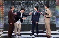 宮下草薙（中央2人）と進行役の千鳥。