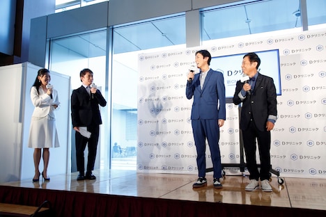 よゐこ濱口（左から2人目）が会見のMCを務めた。