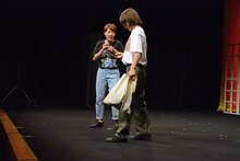 舞台最前部に置いてあったスマートフォンを拾ったAマッソ加納（右）。