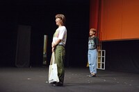 ステージ後方に下がったAマッソ村上（右）。