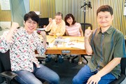「高田文夫のラジオビバリー昼ズ」に生出演したザブングルと(後列左から)高田文夫、松本明子。