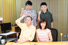 （前列左から）高田文夫、松本明子と、ザブングル（後列）。