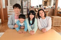 左からユースケ・サンタマリア、鳥越壮真、関谷瑠紀、尾野真千子。(c)日本テレビ