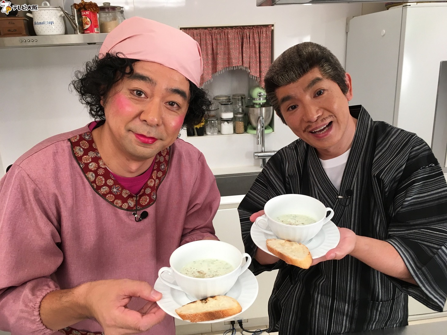 冷製枝豆ポタージュを持つよゐこ。