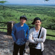 2013年放送「初めてのアフリカ」より。左から鈴井貴之、大泉洋。(c)HTB