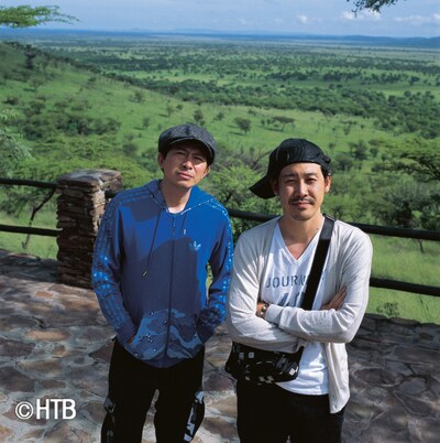 2013年放送「初めてのアフリカ」より。左から鈴井貴之、大泉洋。(c)HTB