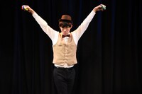 5つのボールを手にステージへと登場したまんじゅう大帝国・竹内。