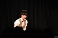 ジャグリングに失敗して座り込んでしまうまんじゅう大帝国・竹内。