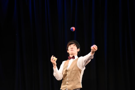 ジャグリングに挑戦するまんじゅう大帝国・竹内。