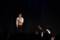 竹内（左）はジャグリングに再チャレンジするも失敗に終わった。