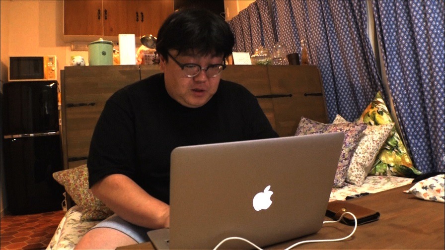 「1日のブログ更新回数日本一」に挑戦するタイムマシーン3号・関。(c)中京テレビ