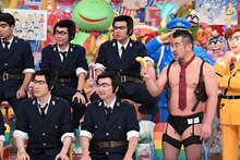 両津勘吉のコスプレで登場する芸人たちと、1人だけ海パン刑事に扮するケンドーコバヤシ（右端）。(c)テレビ朝日