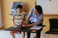 「冒険発掘バラエティ 霜降り明星のあてみなげ」ロケ中の様子。(c)静岡朝日テレビ