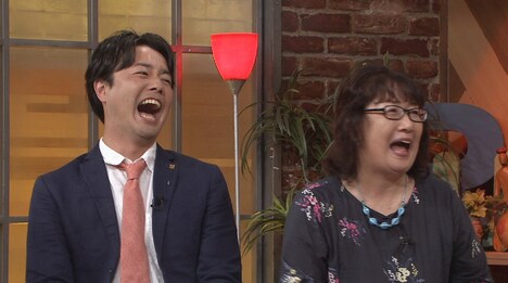 母（右）と共に登場したぺこぱシュウペイ（左）。(c)読売テレビ