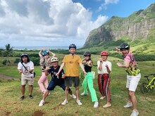 「有吉の夏休み2019 密着77時間 in ハワイ」に出演する有吉弘行（中央）ら。(c)フジテレビ