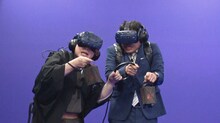 「今夜一杯どうですか？」でVR体験し、ホラーアトラクションで絶叫する（左から）ハコちゃんこと岩下尚史、アルコ＆ピース平子。(c)TBS