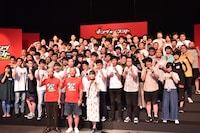 （前列左から）バイきんぐ、葵わかなと、準決勝に進出した34組。