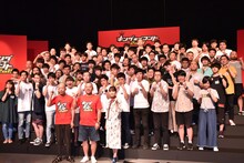 （前列左から）バイきんぐ、葵わかなと、準決勝に進出した34組。