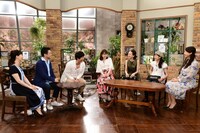 ハーモニカ女子たちとのトークに参加する品川庄司・庄司（左から3人目）。(c)テレビ朝日