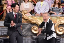 左から有吉弘行、堀川りょう。(c)日本テレビ