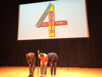 頭を下げる四千頭身。