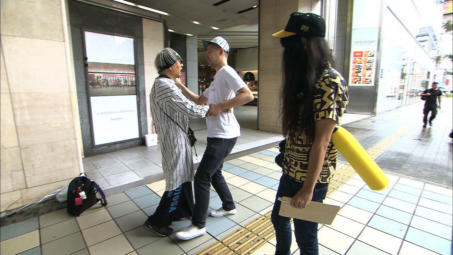 金属バットのロケのワンシーン。(c)ABCテレビ