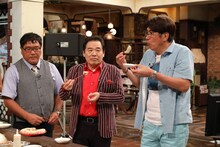 「石橋貴明のたいむとんねる」でギョーザを試食する（左から）カンニング竹山、グッチ裕三、石橋貴明。(c)フジテレビ