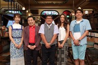 （左から）海老原優香アナ、グッチ裕三、カンニング竹山、池田美優、石橋貴明。(c)フジテレビ