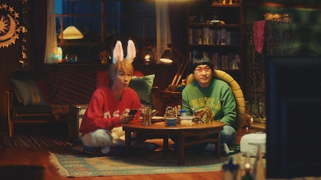 ウサ山くんに扮する葉山奨之（左）とカメ里さんに扮する南海キャンディーズ山里（右）。