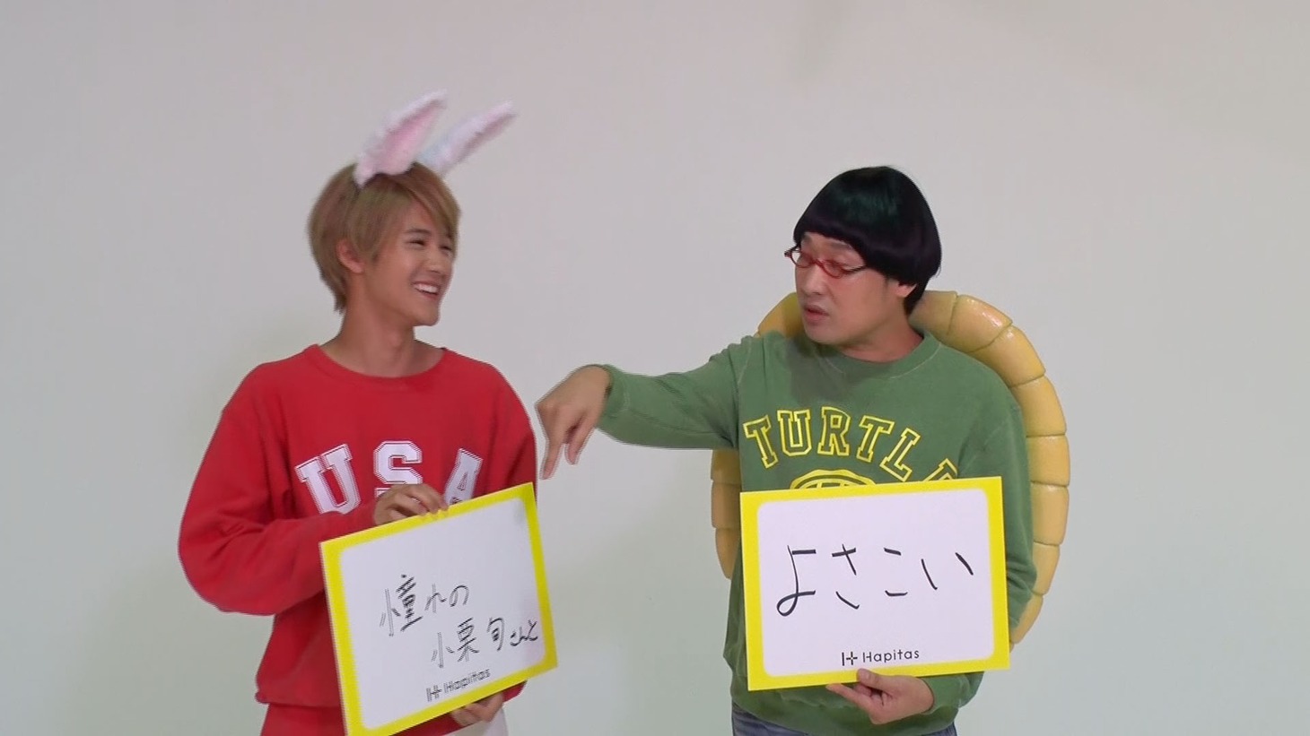 インタビューに答える葉山奨之（左）と南海キャンディーズ山里（右）。