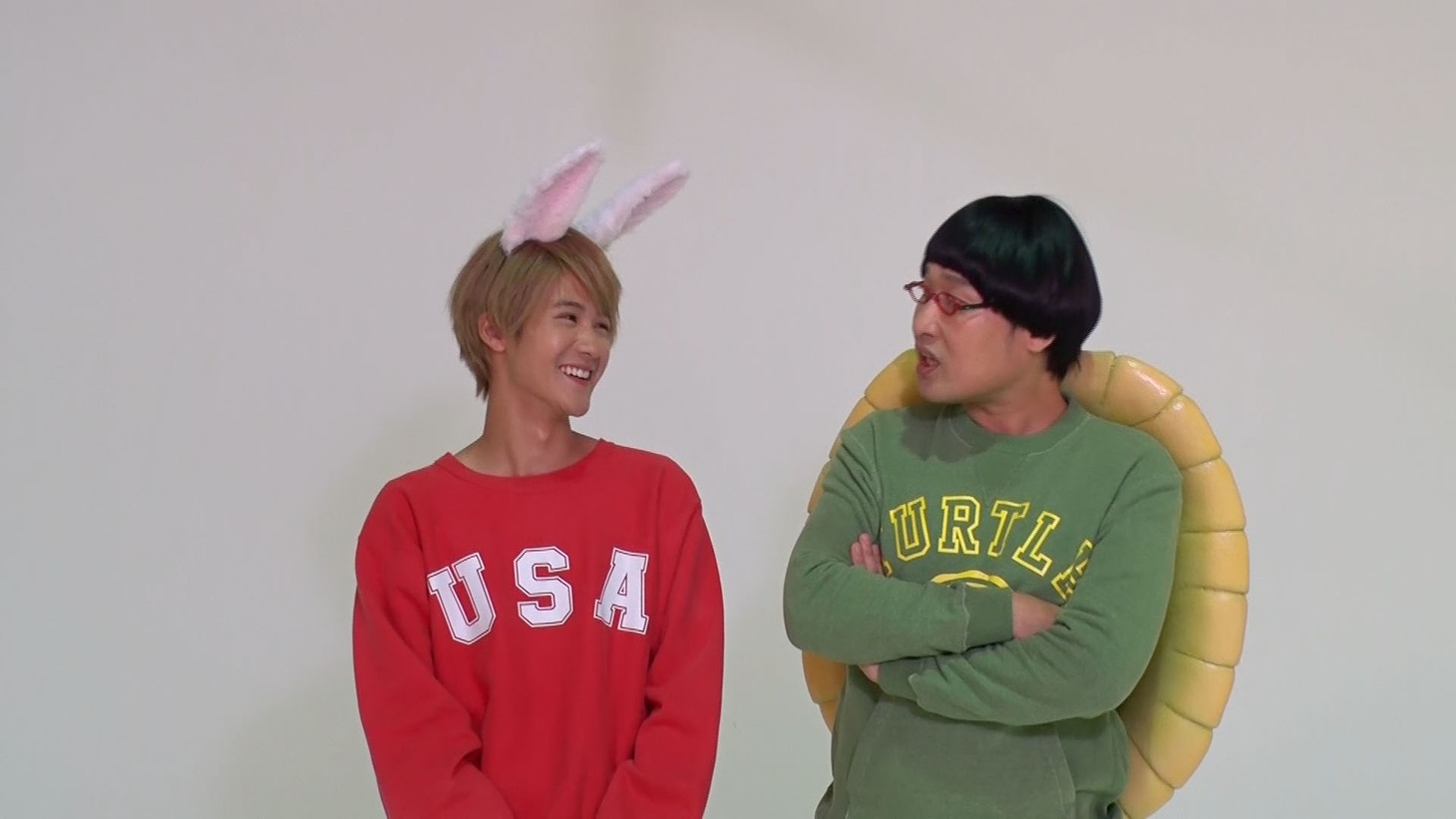 インタビューに答える葉山奨之（左）と南海キャンディーズ山里（右）。