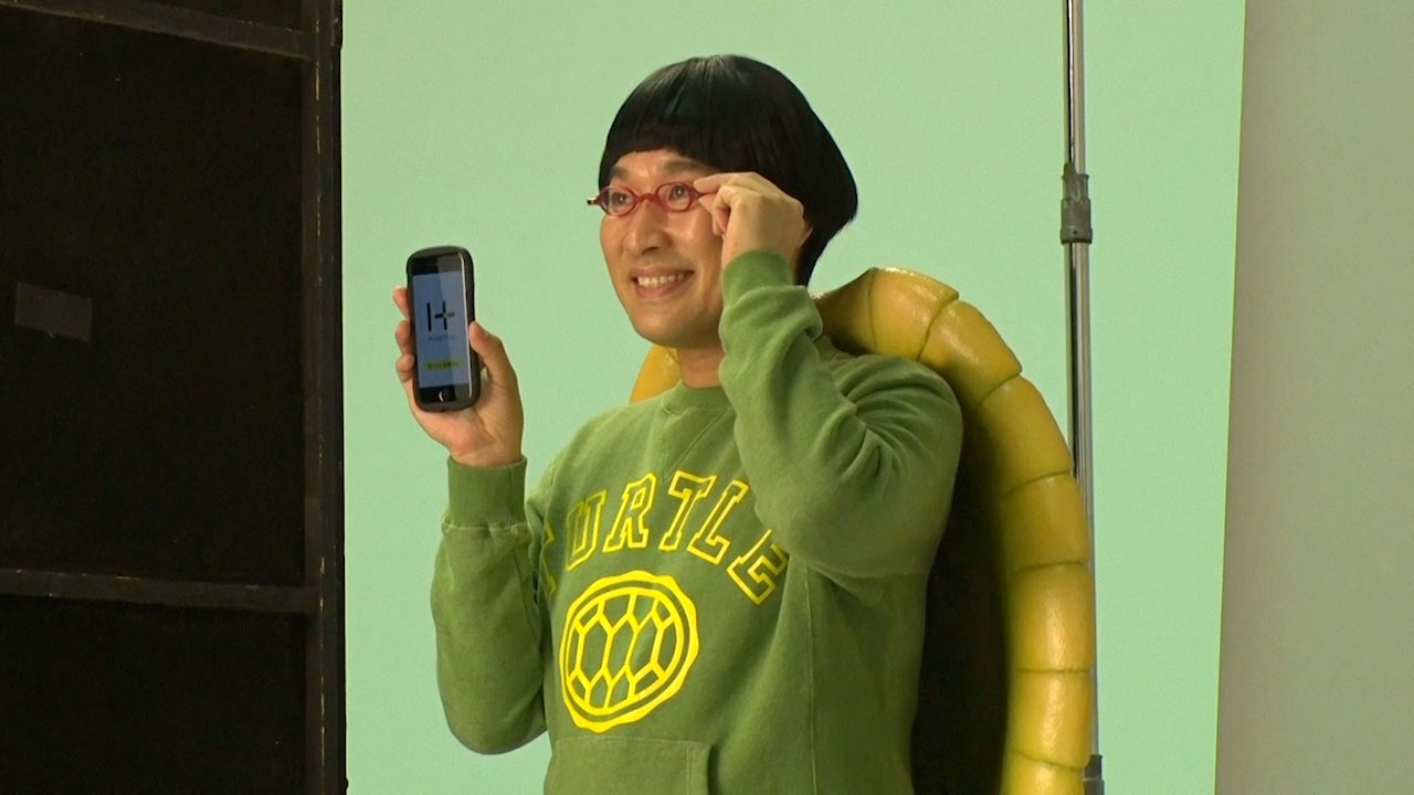 グラフィック撮影中の南海キャンディーズ山里。