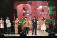 MCのジャングルポケットとトークする和牛。